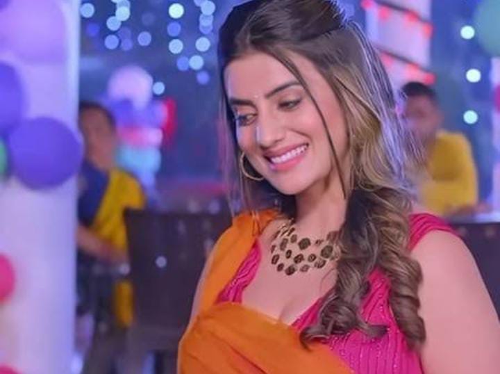 फिर विवादों से घिरी भोजपुरी सिंगर अक्षरा सिंह, मंच से दर्शकों को कहा 'कुत्ता', वीडियो वायरल होते ही मचा बवाल