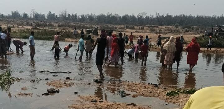 बोकारो: दामोदर नदी में बालू की बड़े पैमाने पर हो रही तस्करी, असनापानी में गहराया जलसंकट, ग्रामीण कार्रवाई की कर रहे मांग