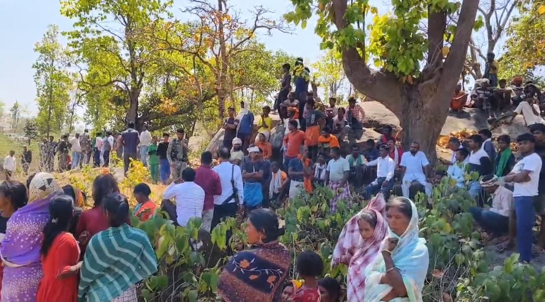 ट्रिपल मर्डर से दहला गिरिडीह, मां-बेटे को मारकर पेड़ पर लटकाया, बेटी का तालाब के पास फेंका शव, जांच में जुटी पुलिस 