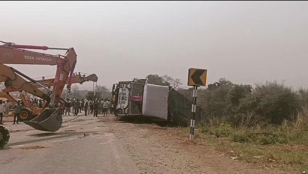 सरायकेला में बड़ा हादसा, एनएच 33 पर अनियंत्रित ट्रक 50 फीट नीचे रेलवे ट्रैक पर गिरा, ट्रेनों की आवाजाही बाधित