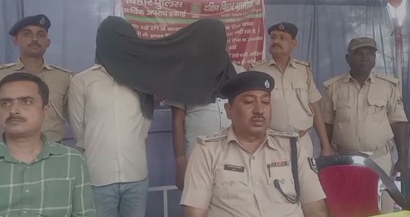 बेगूसराय पुलिस ने 15 हजार के दो कुख्यात इनामी अपराधी को किया गिरफ्तार, भारी मात्रा में गांजा और हथियार भी बरामद