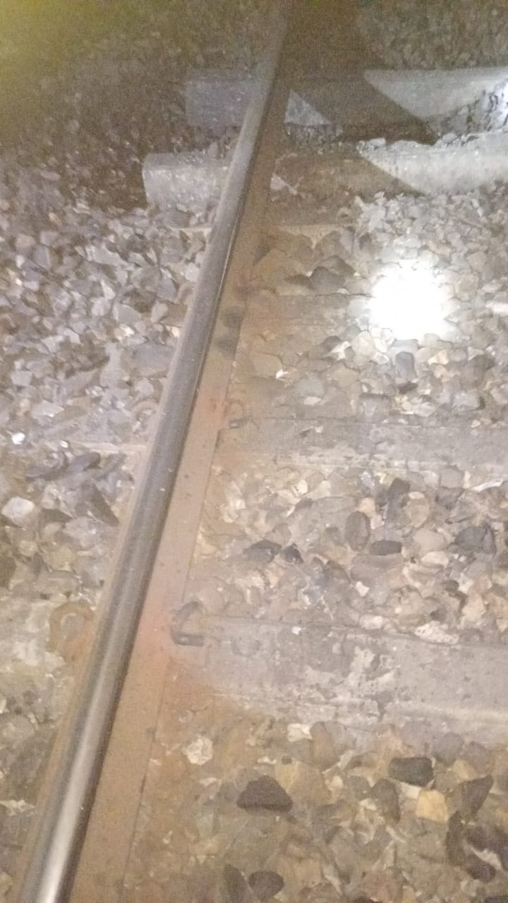 हावड़ा-दिल्ली रेल मार्ग में नक्सलियों ने रेल पटरी उड़ाया, मरम्मति के बाद रेल परिचालन शुरू