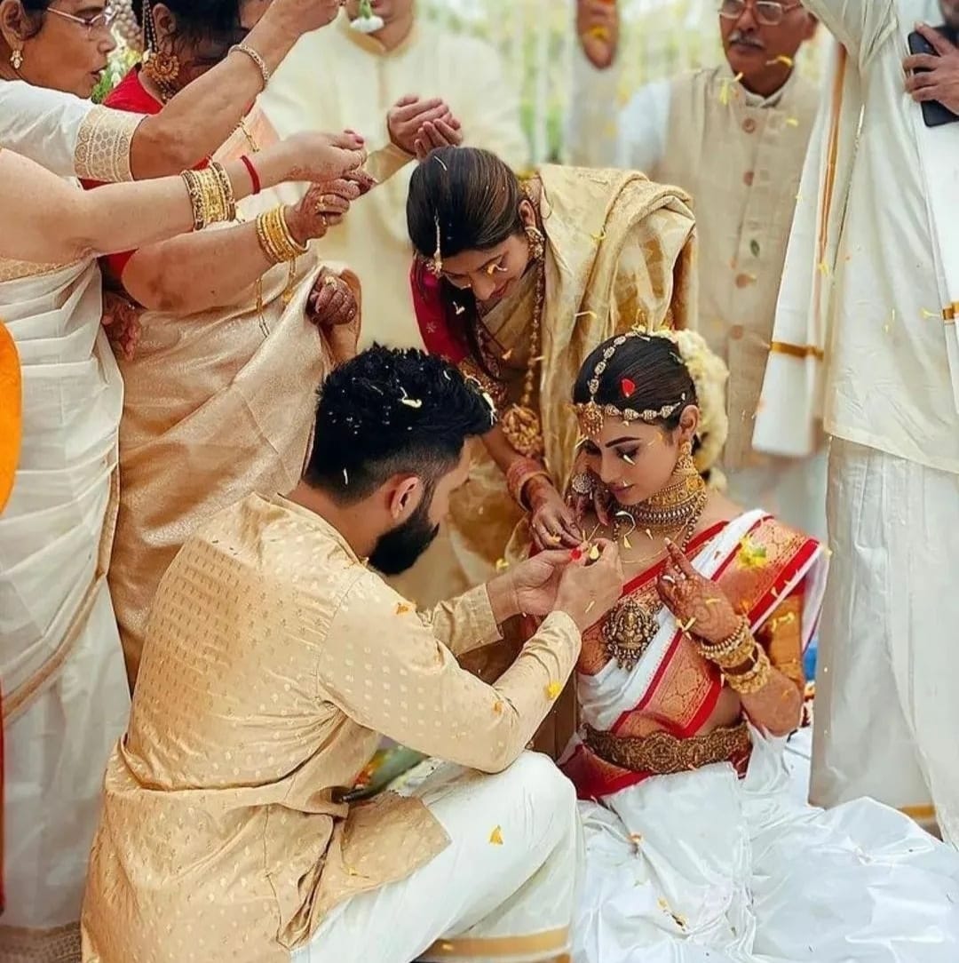 शादी के बंधन में बंधी बॉलीवुड अभिनेत्री मौनी रॉय, दक्षिण-बंगाली रीति-रिवाज से ली सात फेरे