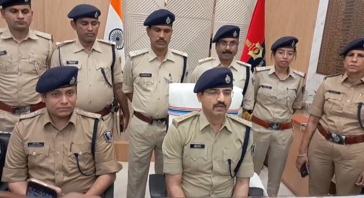 Crime News:दरोगा का सरकारी पिस्टल चोरी करने के मामले में पांच अभियुक्त गिरफ्तार, पिस्टल सहित सभी सामान बरामद