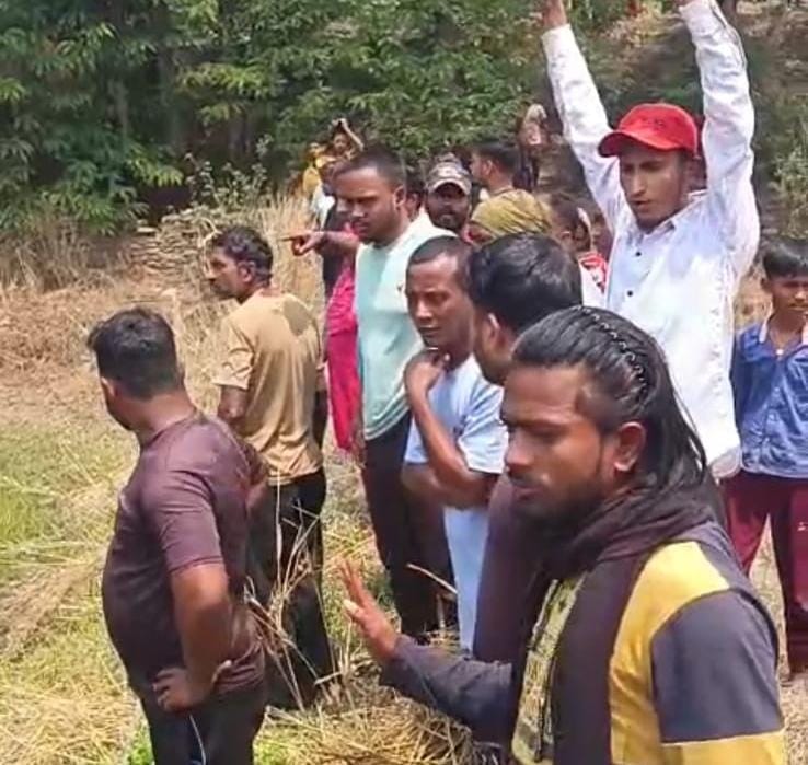 रामगढ़ के सिरका बुधबाजार में अवैध पानी कनेक्शन काटने पहुंचे थे सुरक्षाकर्मी, ग्रामीणों ने किया विरोध तो उल्टे पांव भागे 