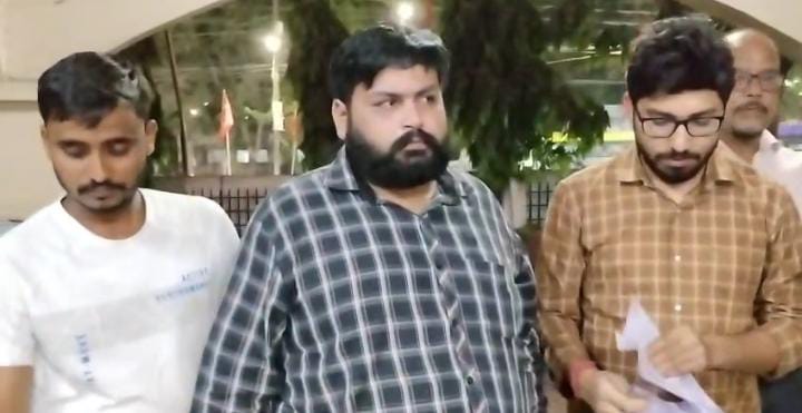 Bihar News: राहुल गांधी के नाम पर ठगी करनेवाला चढ़ा पुलिस के हत्थे, राजनीतिक सहयोगी कनिष्क सिंह के नाम पर ठगी का है मामला