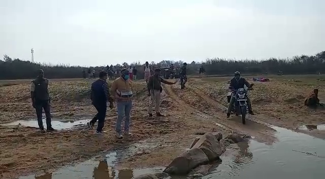 अवैध बालू के खिलाफ पुलिस और खनन विभाग का संयुक्त छापा, 8 ट्रैक्टर जब्त,