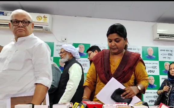 वक्फ बिल पर मचे सियासी भूचाल पर जदयू का डैमेज कंट्रोल, आनन-फानन में शुरू की पीसी, लेकिन सवाल सुनते ही भागे