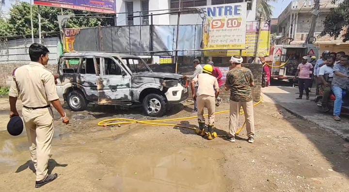 BREAKING:अचानक धू -धूकर जलने लगी सर्व शिक्षा अभियान के डीपीओ की गाड़ी, मची अफरा-तफरी