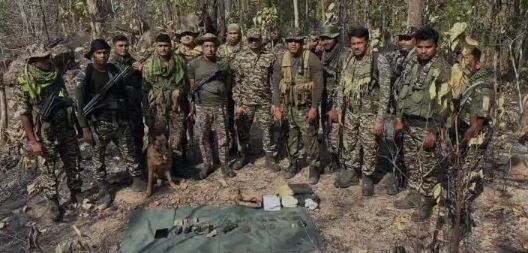 गढ़वा पुलिस को मिली बड़ी सफलता, जंगल से भारी मात्रा में बरामद किए हथियार और बम