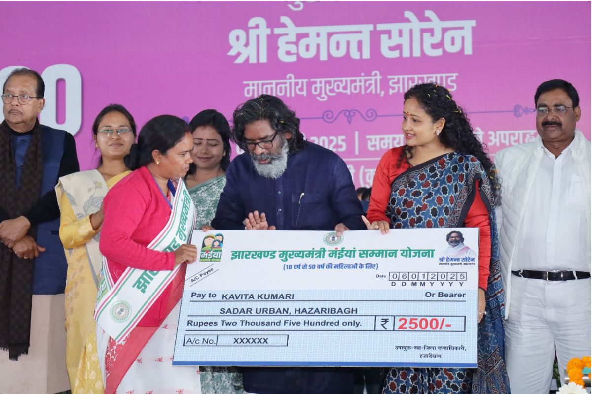 हेमंत ने चेताया, गांव में घूम रहे ठग, उड़ा ले जाएंगे मंईयां का पैसा! DBT के नाम पर चल रहा बड़ा खेल    