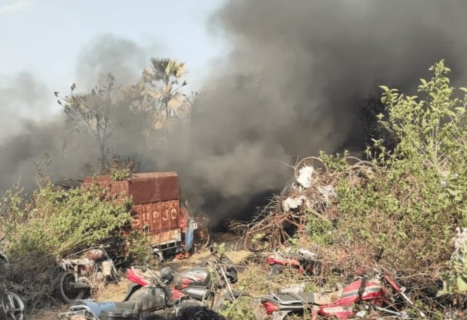 धनबाद के कालू बथान आउटपोस्ट परिसर में भड़की आग तो मच गई अफरातफरी, जानिए क्यों है भारी नुकसान का अनुमान