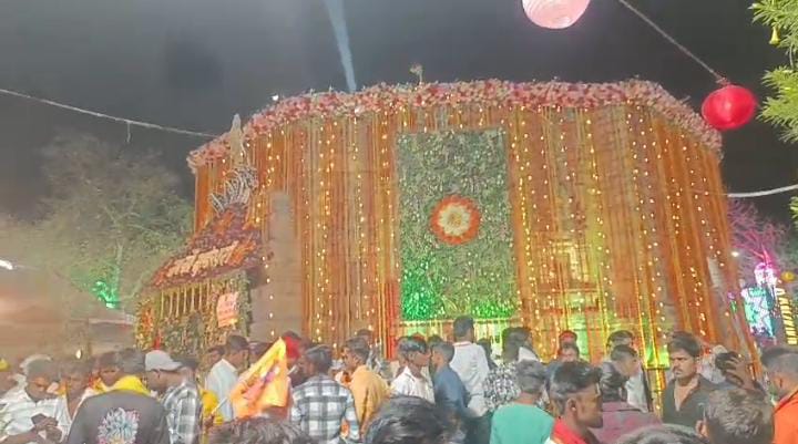 बिहार का ऐसा मंदिर जिसको सजाने के लिए मलेशिया,थाईलैंड से मंगाये जाते हैं फूल, कोलकाता के कारीगर करते हैं सजावट