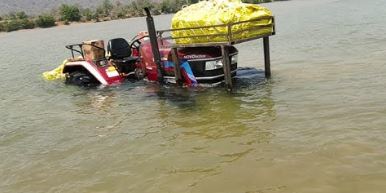 सोन नदी में डूबा शराब लदा ट्रैक्टर, उत्तर प्रदेश से जा रहा था बिहार