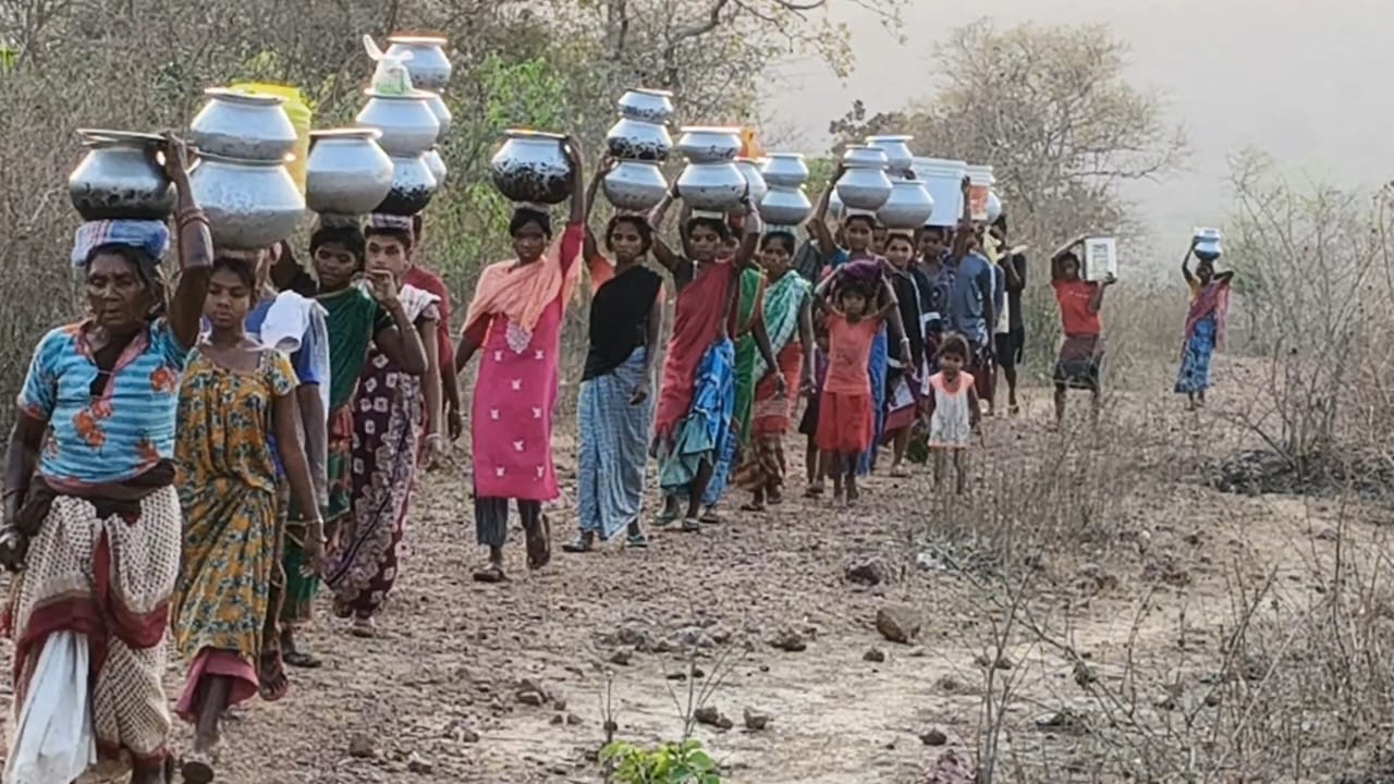 साहिबगंज के बोरियो में जल संकट से मचा कोहराम,बूंद-बूंद पानी के लिए तरस रहे है लोग