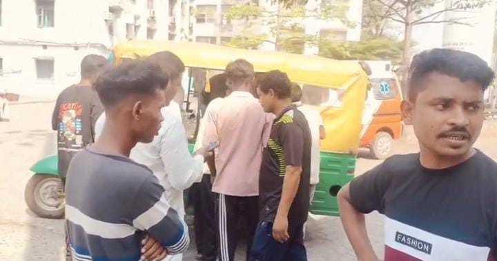 जमशेदपुर में दर्दनाक सड़क हादसा, डिवाइडर से टकराई बाईक, एक की मौत, दूसरे की हालत गंभीर