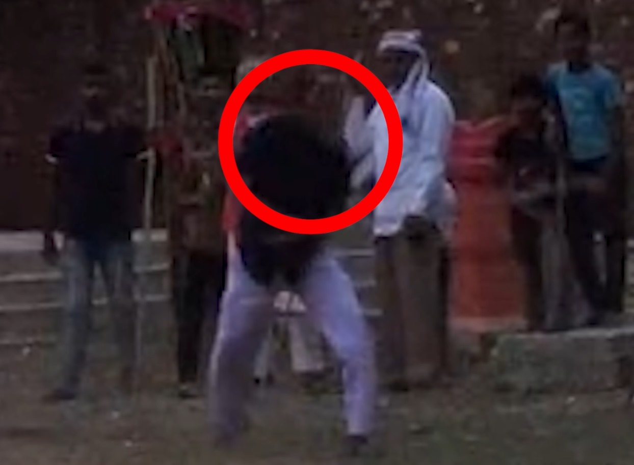 रामनवमी पर मंदिर के पास खेल रहे थे अखाड़ा, अचानक पड़ गया दिल का दौरा, हो गयी मौत, देखिए Live Video