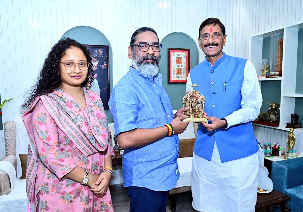 केंद्रीय रक्षा राज्य मंत्री संजय सेठ ने सीएम हेमंत सोरेन से की मुलाकात, एयर शो में आने का दिया निमंत्रण