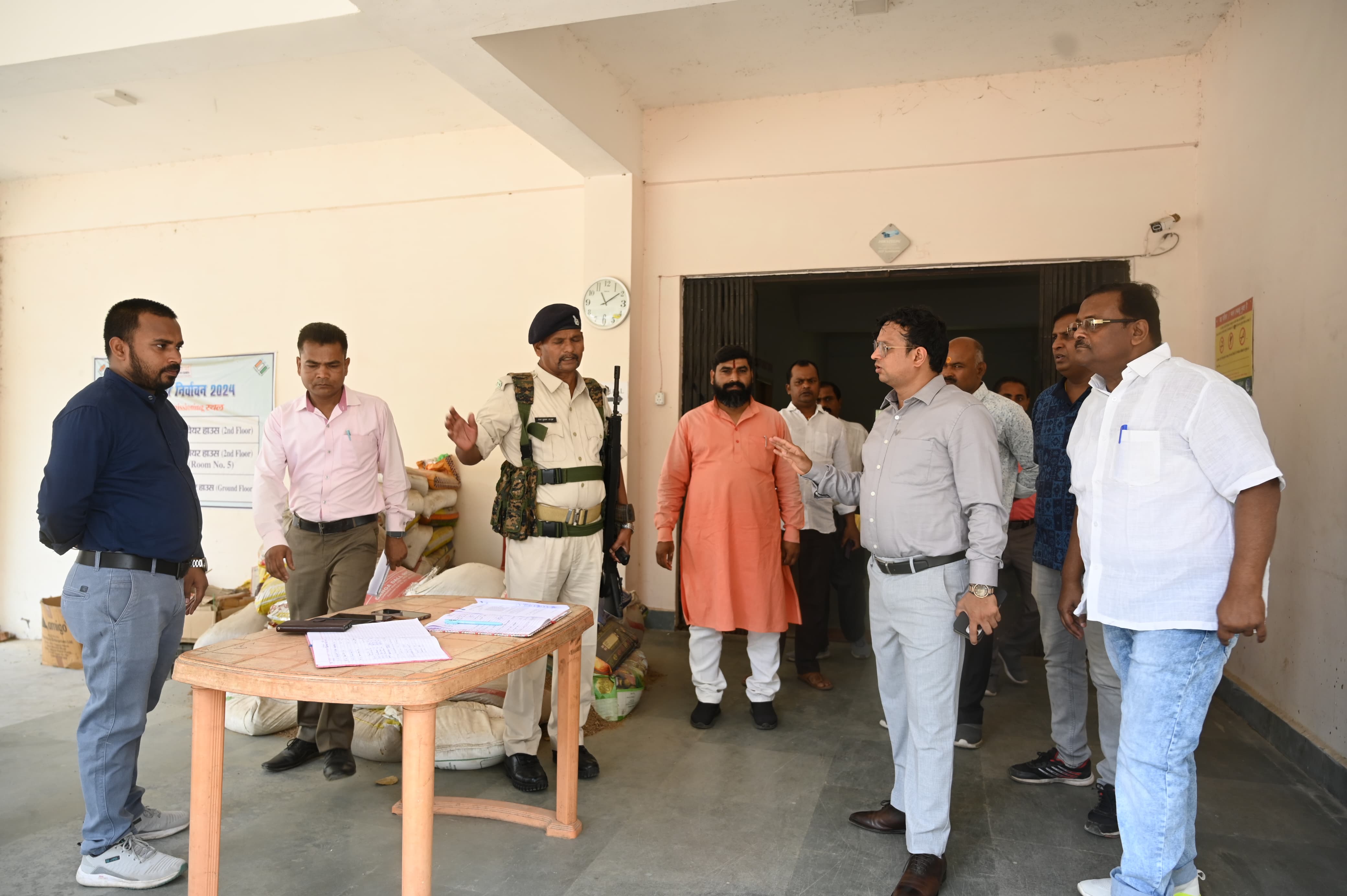 उपायुक्त हेमंत सती ने ईवीएम वेयरहाउस का किया मासिक निरीक्षण, प्रोटोकॉल का पालन करने के दिए निर्देश