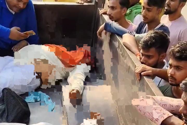 BREAKING:भीषण सड़क हादसा में उजड़ गया पूरा परिवार, पति-पत्नी समेत दो बेटों की मौके पर मौत, गांव में पसरा मातम