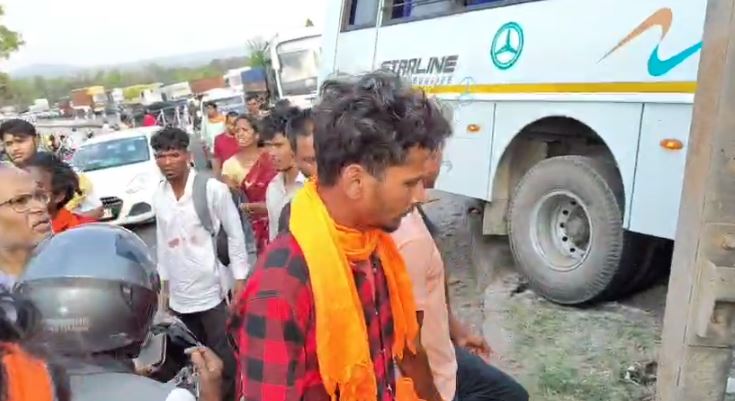 BREAKING : हजारीबाग की चरही घाटी में ट्रक, बस और हाइवा में भीषण टक्कर, एक की मौत, आधा दर्जन से ज्यादा लोग घायल