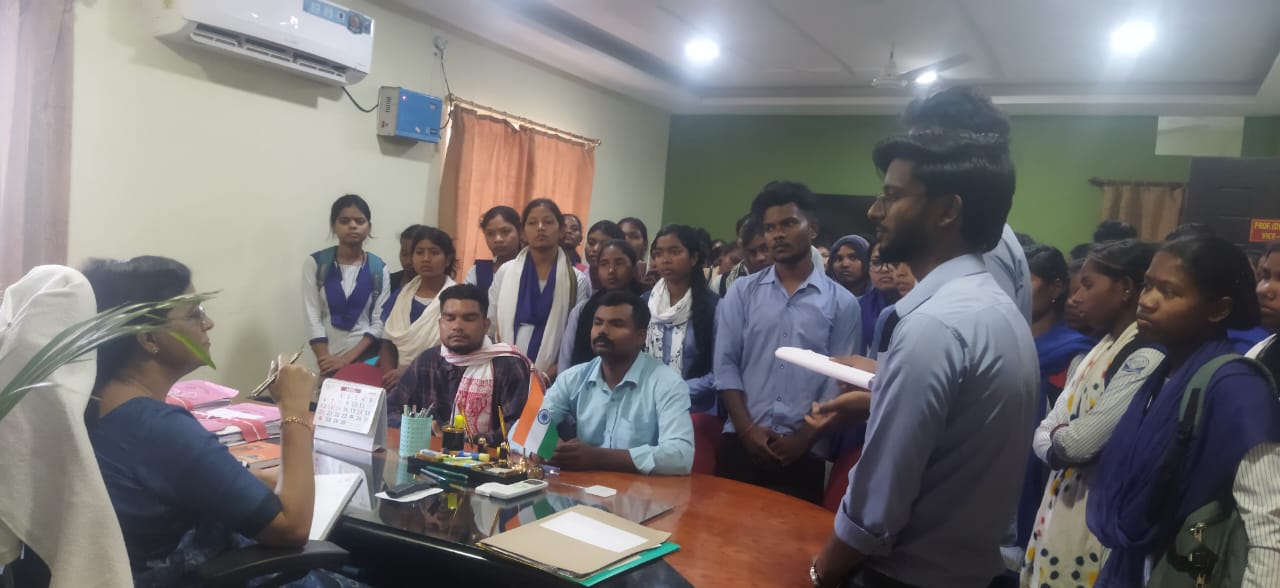 मनोहरपुर के डिग्री कॉलेज के छात्र-छात्राओं ने कुलपति को सौपा ज्ञापन, स्थायी प्राचार्य की नियुक्ति सहित मूलभुत सुविधाओं की मांग