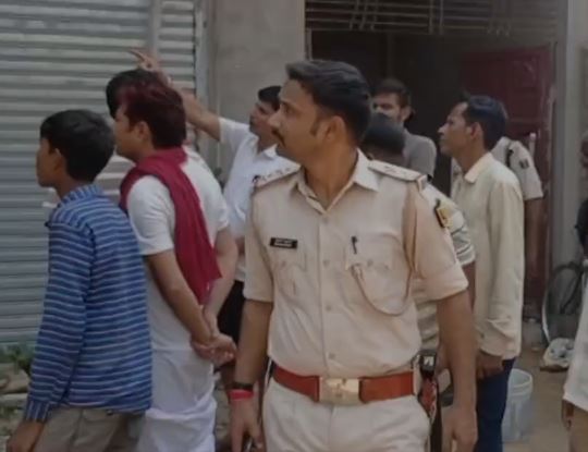 चोरी करने बैंक में घुसे थे चोर, नहीं तोड़ पाए लॉकर तो गार्ड का हथियार ही लेकर हो गए फरार