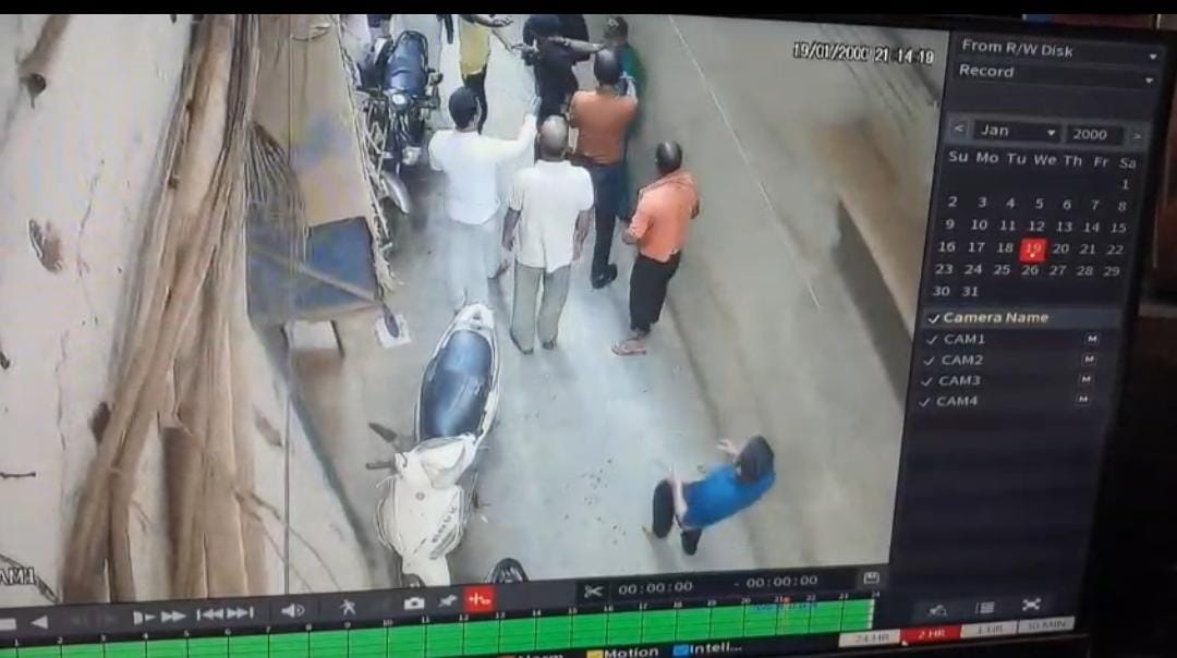 पानी के लिए 5 युवकों ने आहार सेवा केंद्र के स्टाफ की जमकर की पिटाई, घटना सीसीटीवी में कैद