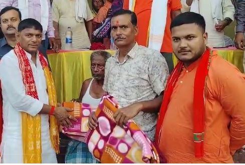 बिहार के खेल मंत्री का गजब खेला! 40 डिग्री की तपती गर्मी में गरीबों के बीच बांट दिए कंबल, वीडियो तेजी से हो रहा वायरल