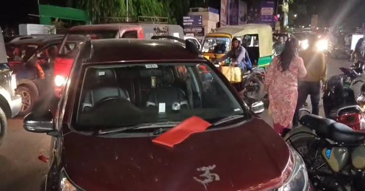 बीच सड़क पर एमजीएम मेडिकल कॉलेज के प्रिंसिपल ने खड़ी कर दी कार, जाम में फंसा रहा बिष्टुपुर