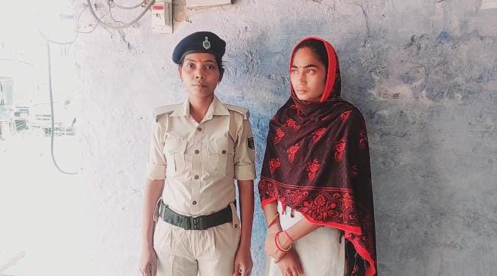 पति बाहर करता रहा मजदूरी, पत्नि दे बैठी पड़ोसी को दिल, प्यार में रोड़ा बन रहे देवर को गांजा तस्करी में फंसा कर भेज दिया जेल