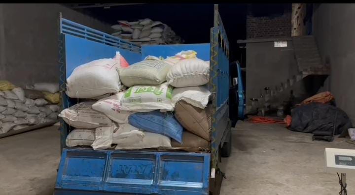 भूखे मर रहें गरीब, हकमार के मालामाल हो रहें पीडीएस दुकानदार, प्रशासन ने छापेमारी कर सील किया गोदाम