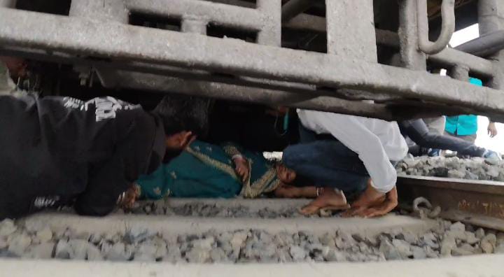 हाथ में आधार कार्ड लिये चलती ट्रेन के सामने कूदी महिला, ट्रेन ड्राइवर ने लगाया इमरजेंसी ब्रेक, देखें वीडियो