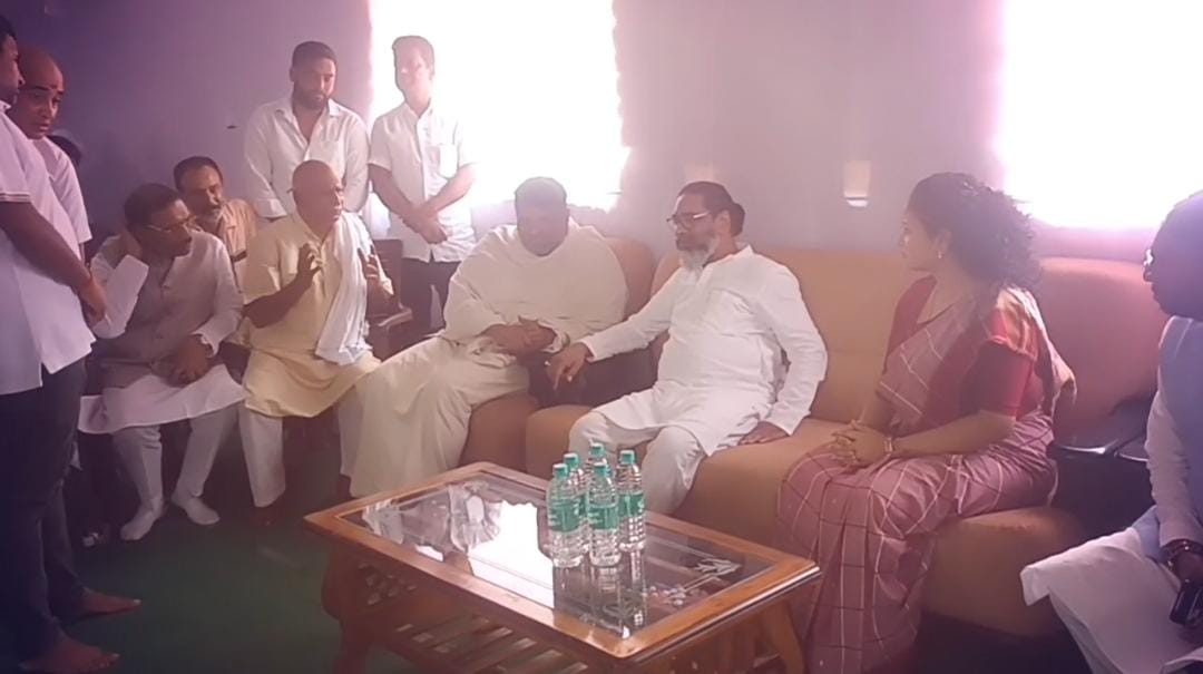 सीएम हेमंत ने बादल पत्रलेख और शोकाकुल परिवार से की मुलाकात, पूर्व मंत्री ने कहा सोरेन परिवार का हूं ऋणी