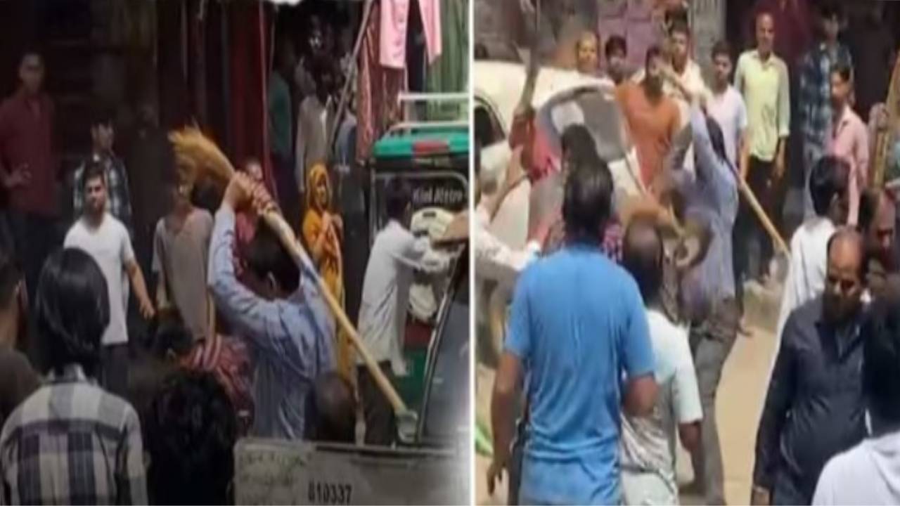 गाड़ी साइड न करने पर सड़क पर छिड़ा संग्राम, झाड़ू-डंडा लेकर दो पक्षों में हुई जमकर लड़ाई, देखिए वीडियो  
