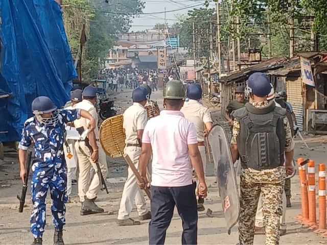 पश्चिम बंगाल के मुर्शिदाबाद में स्थिति तनावपूर्ण, बीएसएफ ने संभाला मोर्चा,नए वक्फ कानून को लेकर बढ़ता जा रहा बवाल