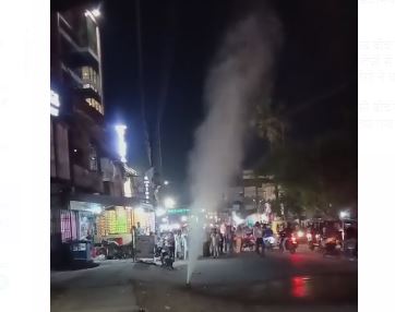 शहर के बीचों बीच अचानक फट गयी गैस पाइप लाइन, मचा हड़कंप, देखिए वीडियो