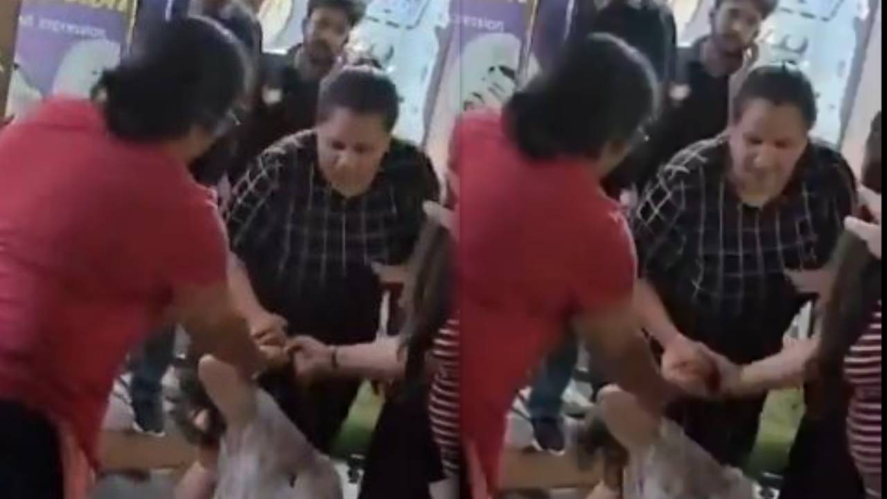 सोसाइटी की दो महिलाओं में हुआ भयंकर युद्ध, पहले गाली-गलौज फिर खींचने लगी बाल, कहा ‘पुलिस बुलाओ इसने मां की...’