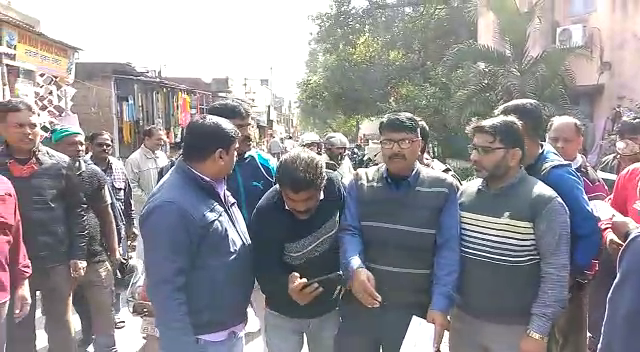 चाहरदिवारी निर्माण के विरोध में दुकानदारों का प्रदर्शन, विधायक के हस्तक्षेप के बाद निर्माण पर रोक