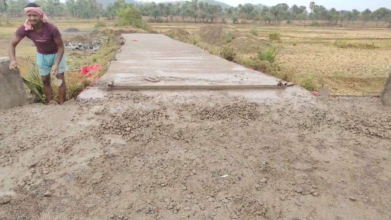 साहिबगंज में चरम पर भ्रष्टाचार ! जैसे-तैसे 26 साल बाद शुरु हुआ पीसीसी सड़क निर्माण, लेकिन उसमें भी हो रहा है गड़बड़झाला