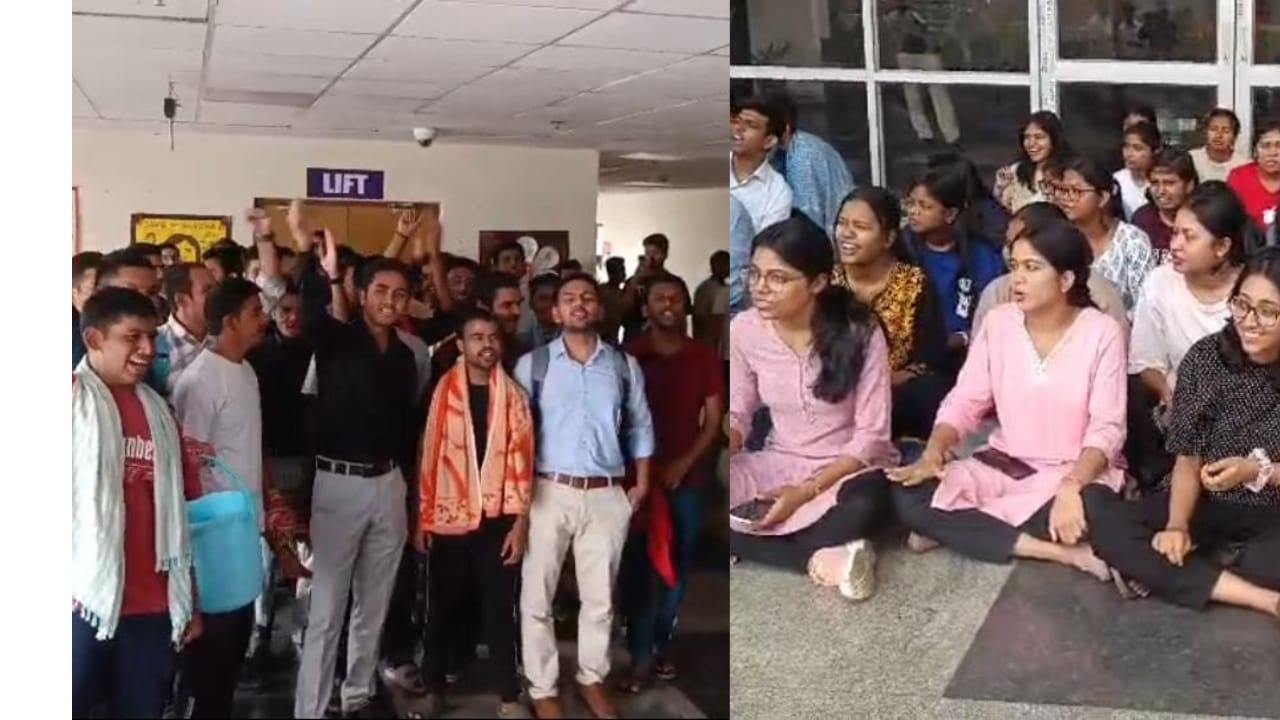 दुमका: बिजली-पानी संकट पर टूटा मेडिकल कॉलेज के छात्रों का सब्र, जमकर किया प्रदर्शन 