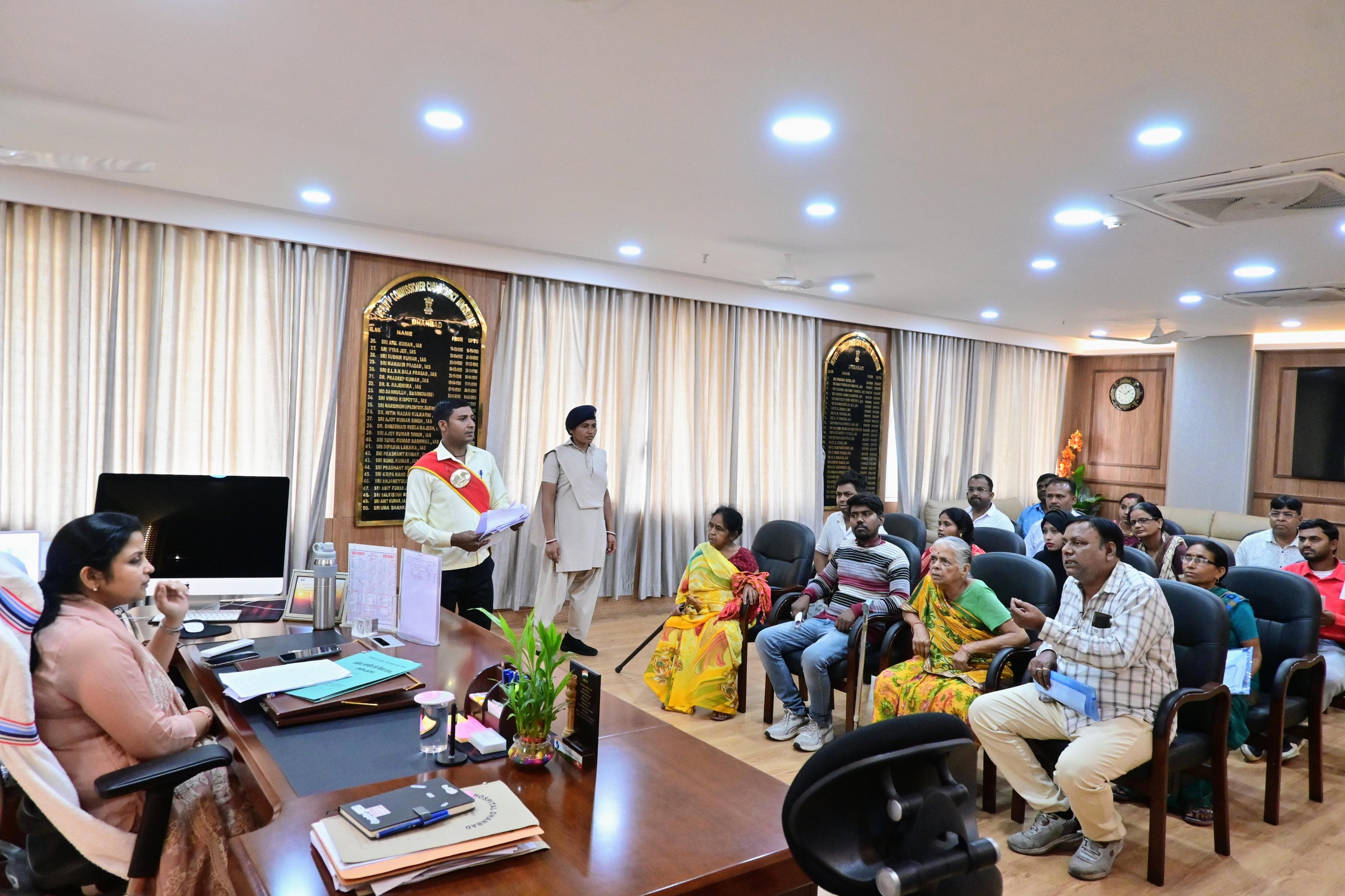 चिरकुंडा की एक बूढ़ी मां की गुहार - इस कलियुगी बेटे की प्रताड़ना से छुटकारा दिलाइये डीसी मैडम