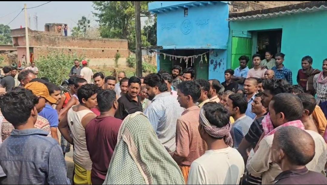 गोड्डा: सड़क दुर्घटना में ट्रक चालक की मौत, शव के साथ परिजन ट्रक मालिक के घर के बाहर बैठे धरना पर