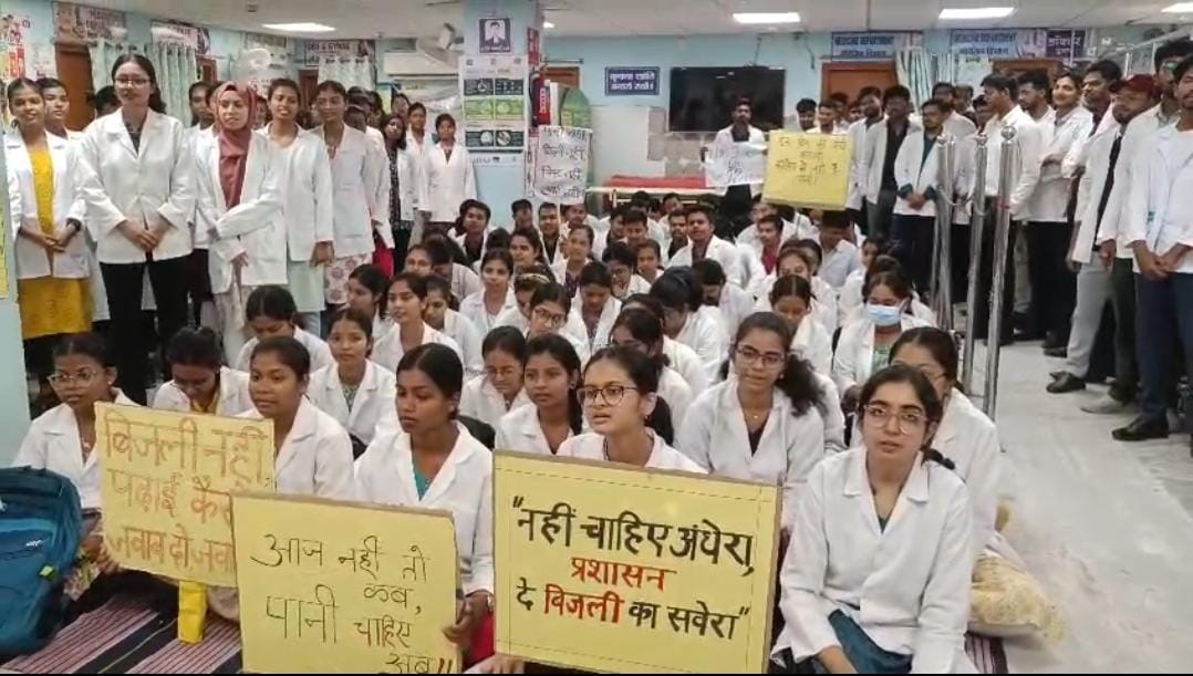 दुमका:  मेडिकल कॉलेज के छात्रों का सब्र का बांध टूटा, PJMCH में ओपीडी सेवा किया ठप्प, मरीज और परिजन परेशान
