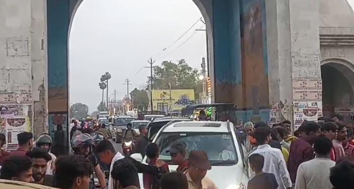 ट्रैफिक पुलिस की गुंडई! पहले ट्रैक्टर चालक पर बरसाया डंडा फिर काट डाला चलान, आधा घंटा चलता रहा हाई वोल्टेज ड्रामा