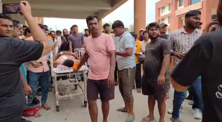 बेटी की शादी का कार्ड बांटने जा रहे प्रॉपर्टी डीलर पर ताबड़तोड़ फायरिंग, हालत गंभीर, पढ़ें पूरा मामला