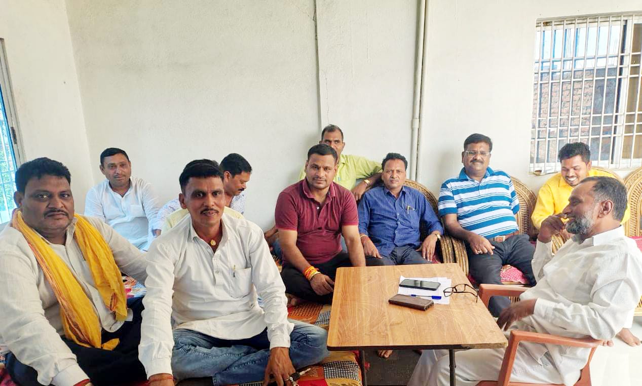 पलामू: हैदरनगर में म्यूटेशन कराने के नाम पर हो रही अवैध वसूली, प्रखंड व अंचल में हो रहे भ्रष्टाचार को लेकर मुखिया संघ ने आंदोलन की दी चेतावनी