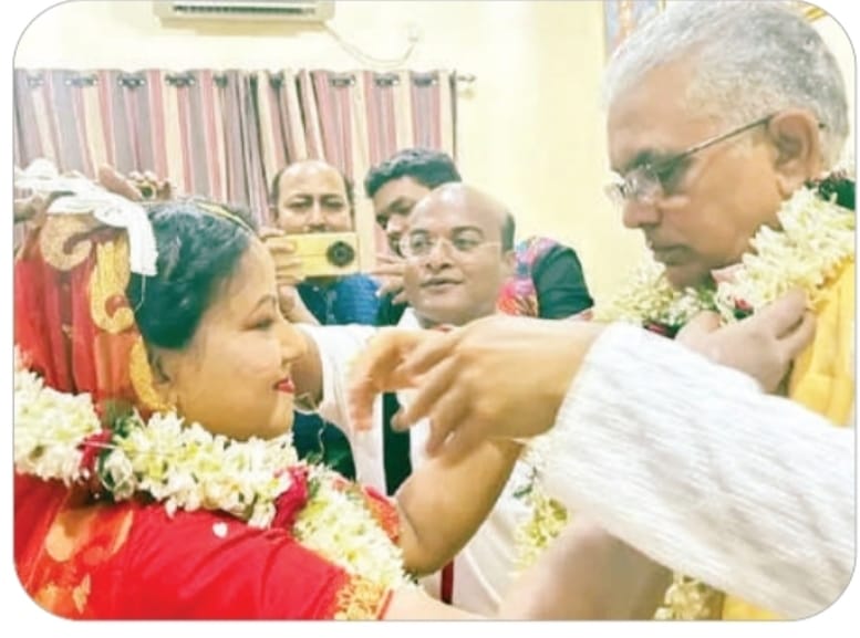 बंगाल के 61 वर्षीय भाजपा नेता दिलीप घोष और भाजपा नेत्री रिंकू मजूमदार की लव स्टोरी किसी फ़िल्मी कहानी से कम नहीं, पढ़िए पूरी स्टोरी