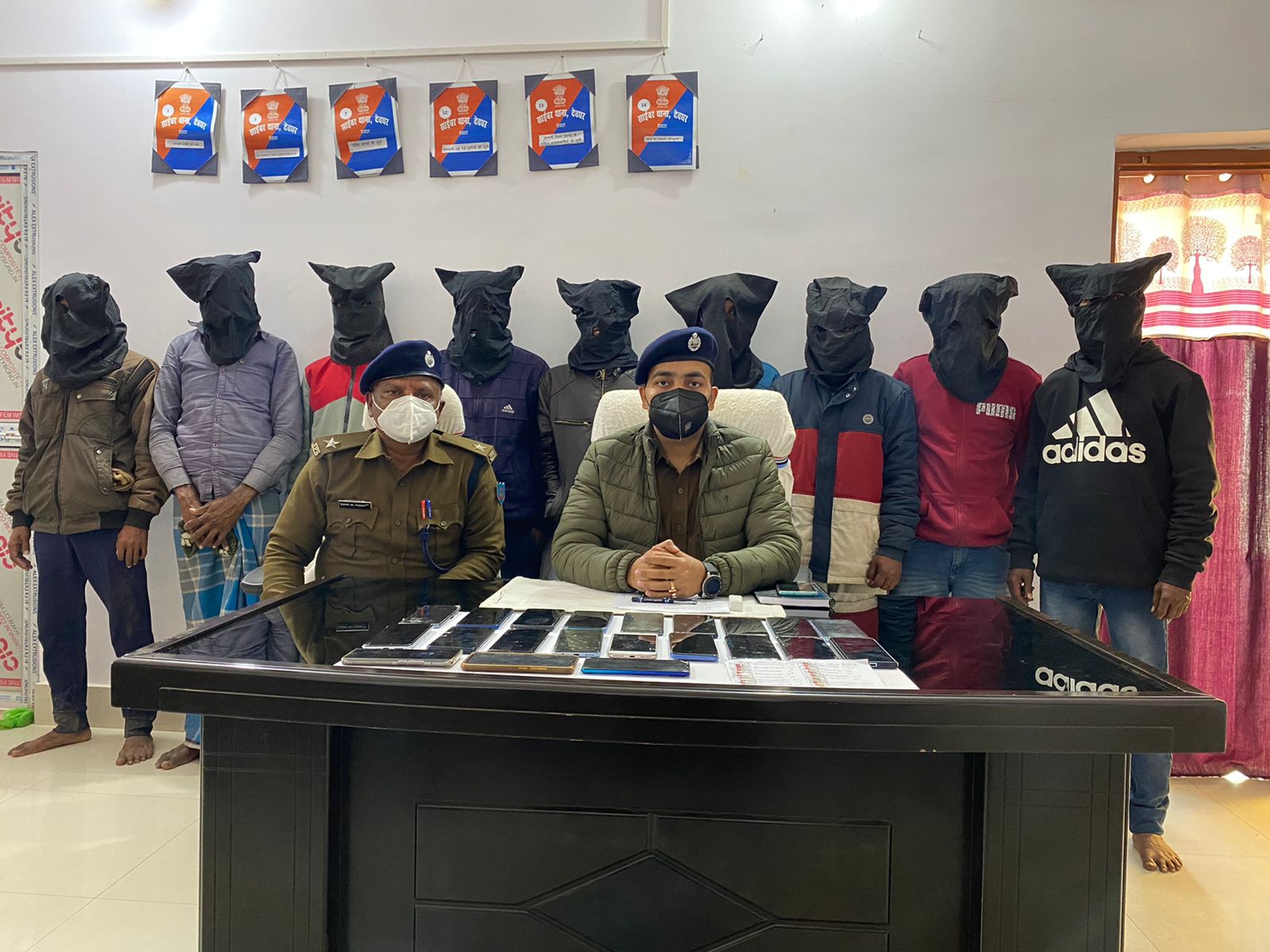 बाबानगरी में साइबर अपराधी गिरोह के 9 सदस्य गिरफ्तार, 21 मोबाइल और 52 सीम कार्ड बरामद