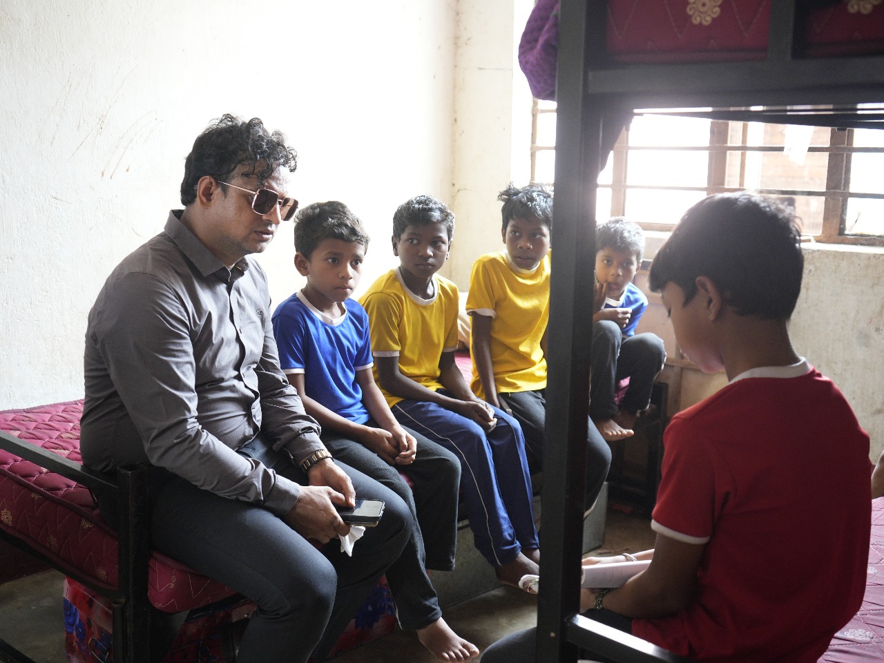 उपायुक्त हेमंत सती ने आदिवासी विद्यालय का किया निरीक्षण, व्यवस्थाओं का लिया जायजा